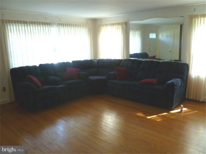 104 Governors Drive Wallingford, PA 19086 - Photo 2 of 25 Living Room