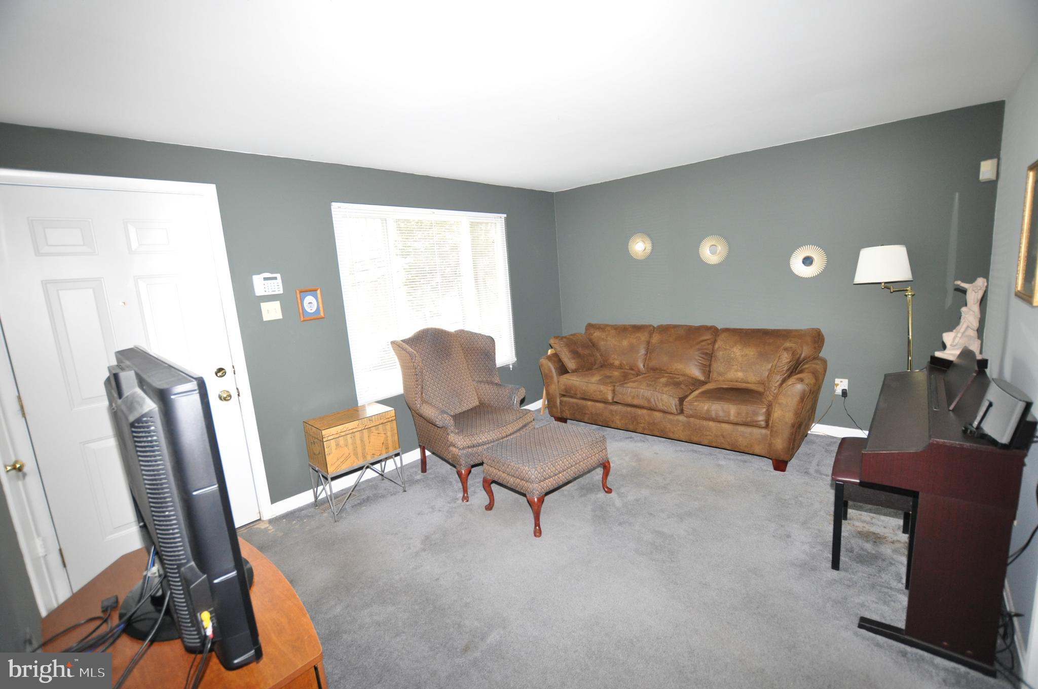 1401 Farmington Road East Accokeek, MD 20607 - Photo 18 of 34 Living Room