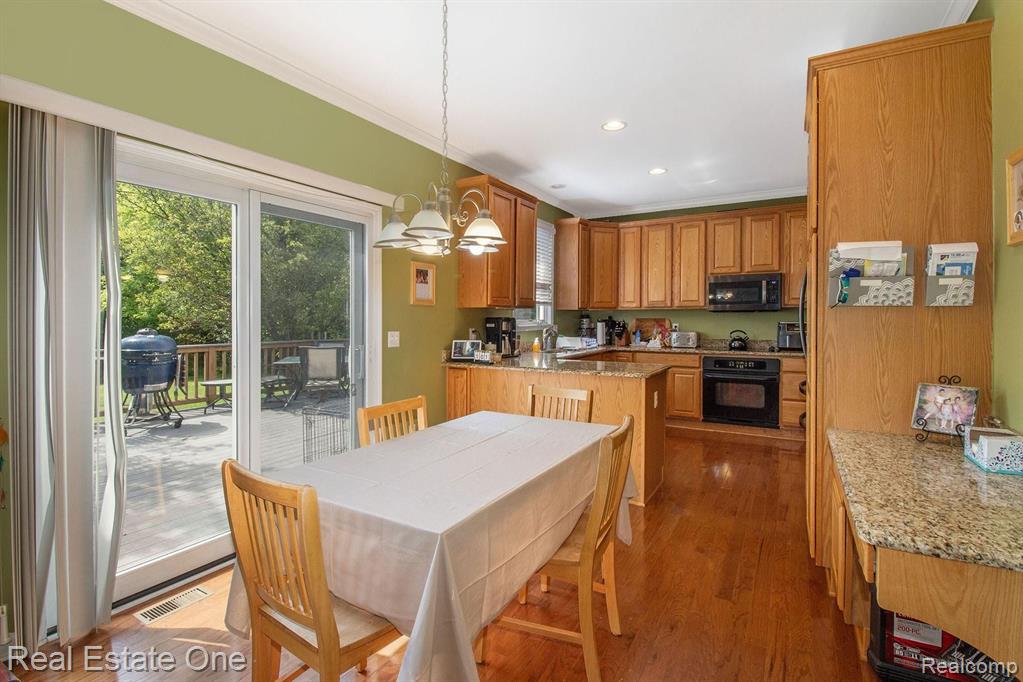 20877 Gill Road Farmington Hills, MI 48335 - Photo 12 of 32