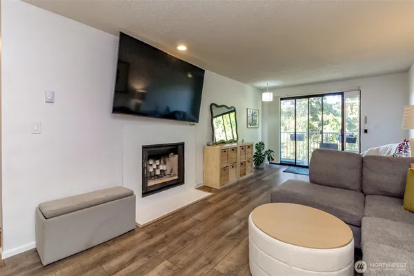 $335,000 | 13235 12th Avenue Southwest, Unit 522, Burien, WA 98146