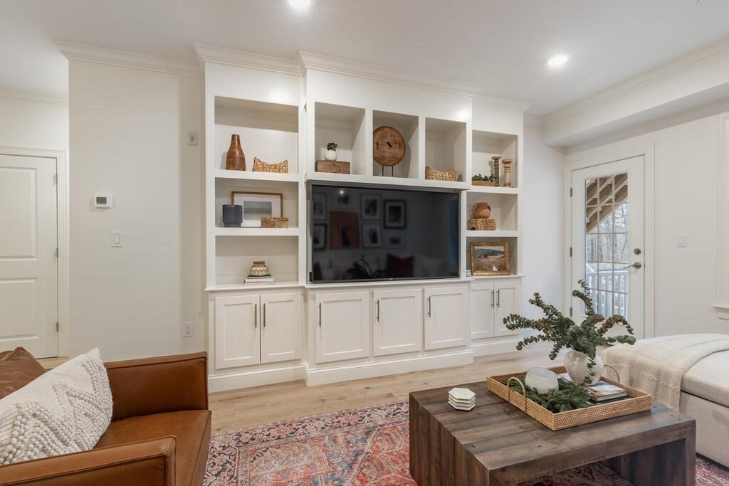 165 Cambridge Road, Unit 10 Woburn, MA 01801 - Photo 12 of 33 a living room with furniture