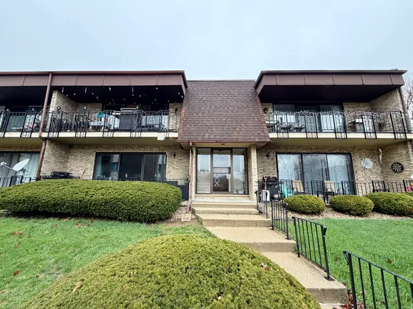 $219,900 | 9111 South Roberts Road, Unit 8A, Hickory Hills, IL 60457