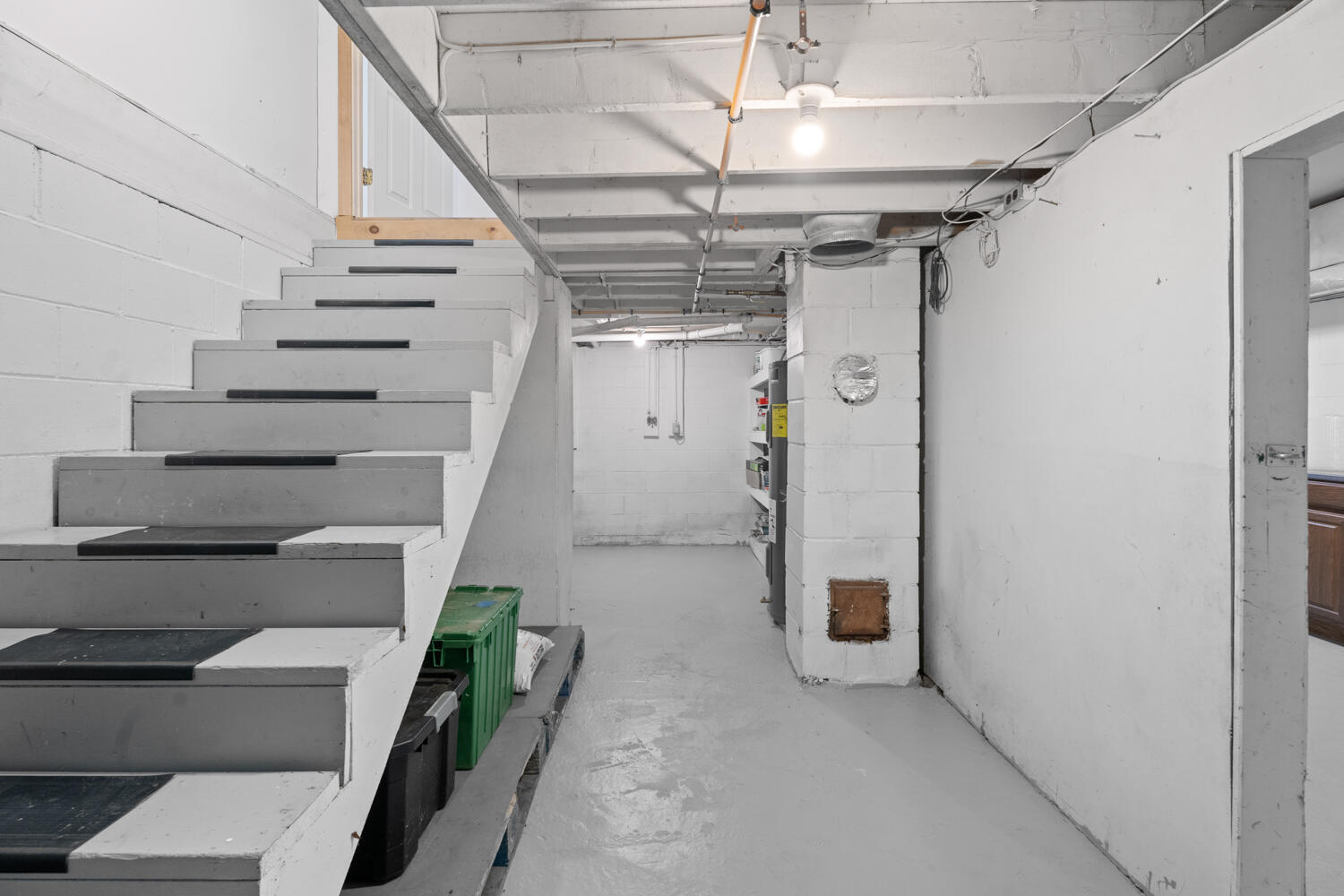 9 Sampson Avenue Edgartown, MA 02539 - Photo 21 of 35 a view of entryway and hall