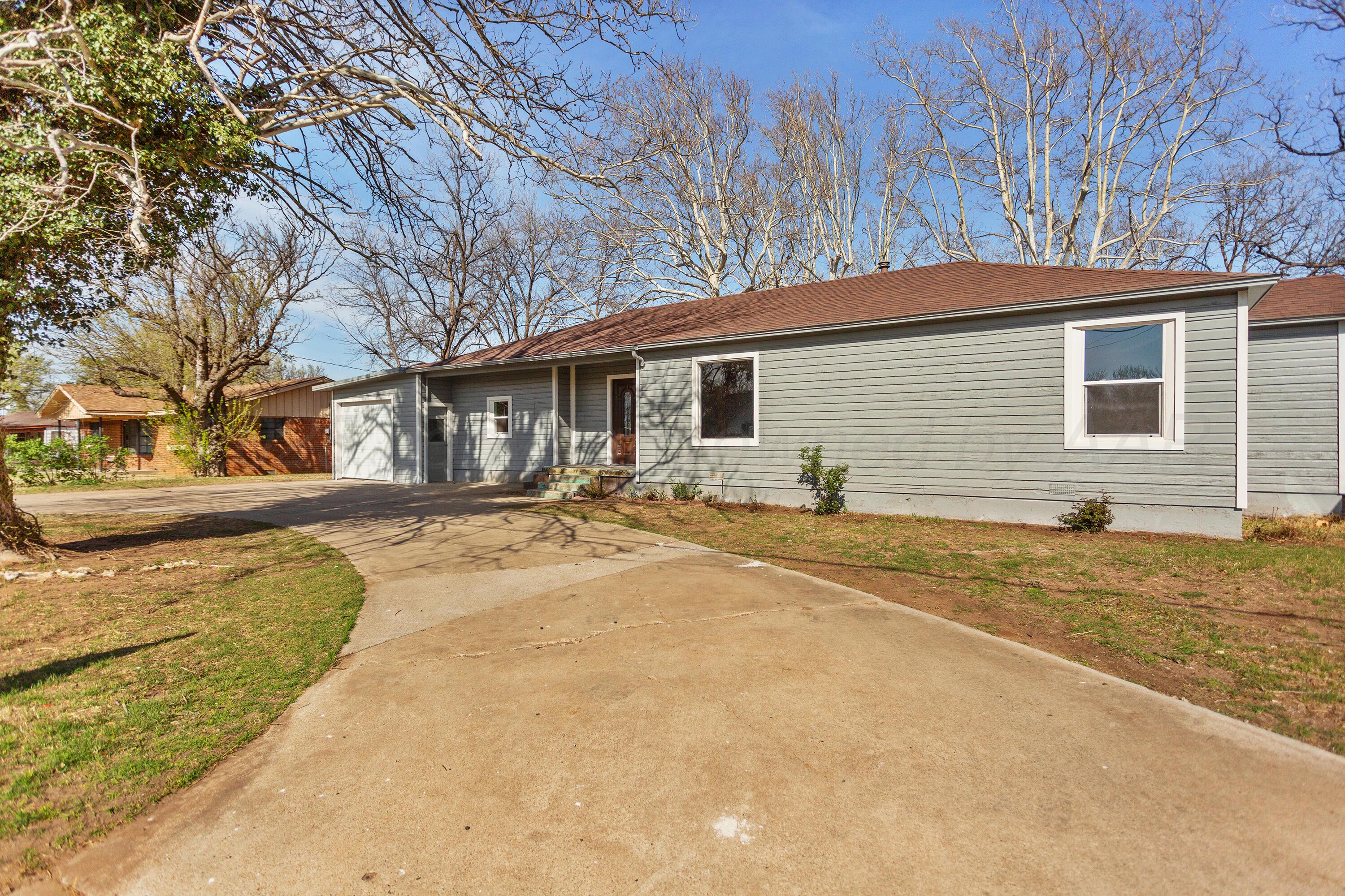 1119 South Main Street Wheeler, TX 79096 - Photo 3 of 49 a front view of house with yard