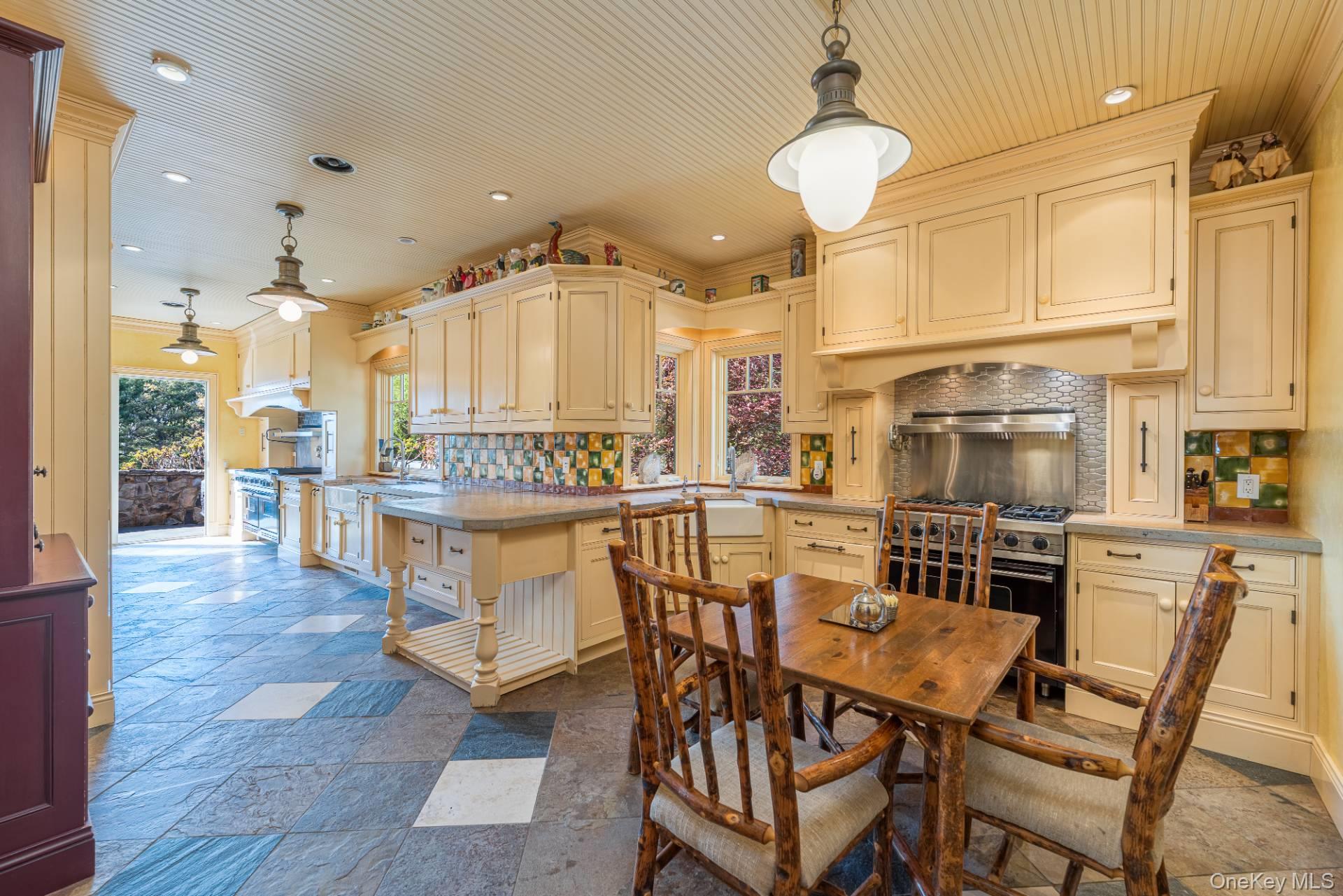 1350 West Cove Road Cutchogue, NY 11935 - Photo 20 of 49 Eat-in Kitchen