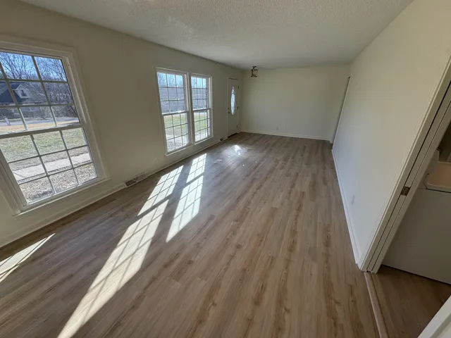 $2,100 | 645 Chesterfield Circle, Clarksville, TN 37043