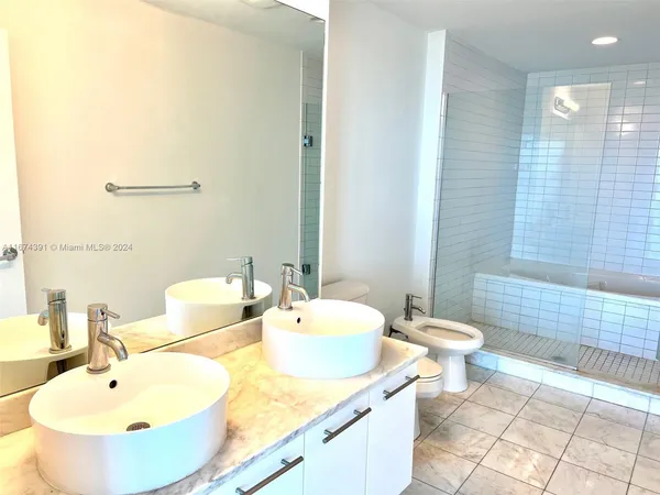 $520,000 | 888 Biscayne Boulevard, Unit 1811, Miami, FL 33132