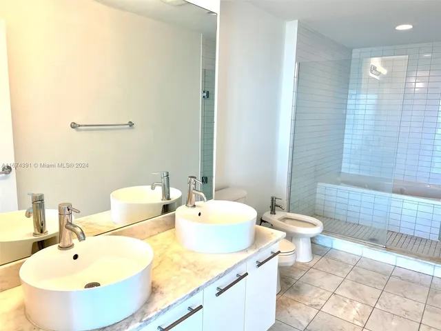 $540,000 | 888 Biscayne Boulevard, Unit 1811, Miami, FL 33132