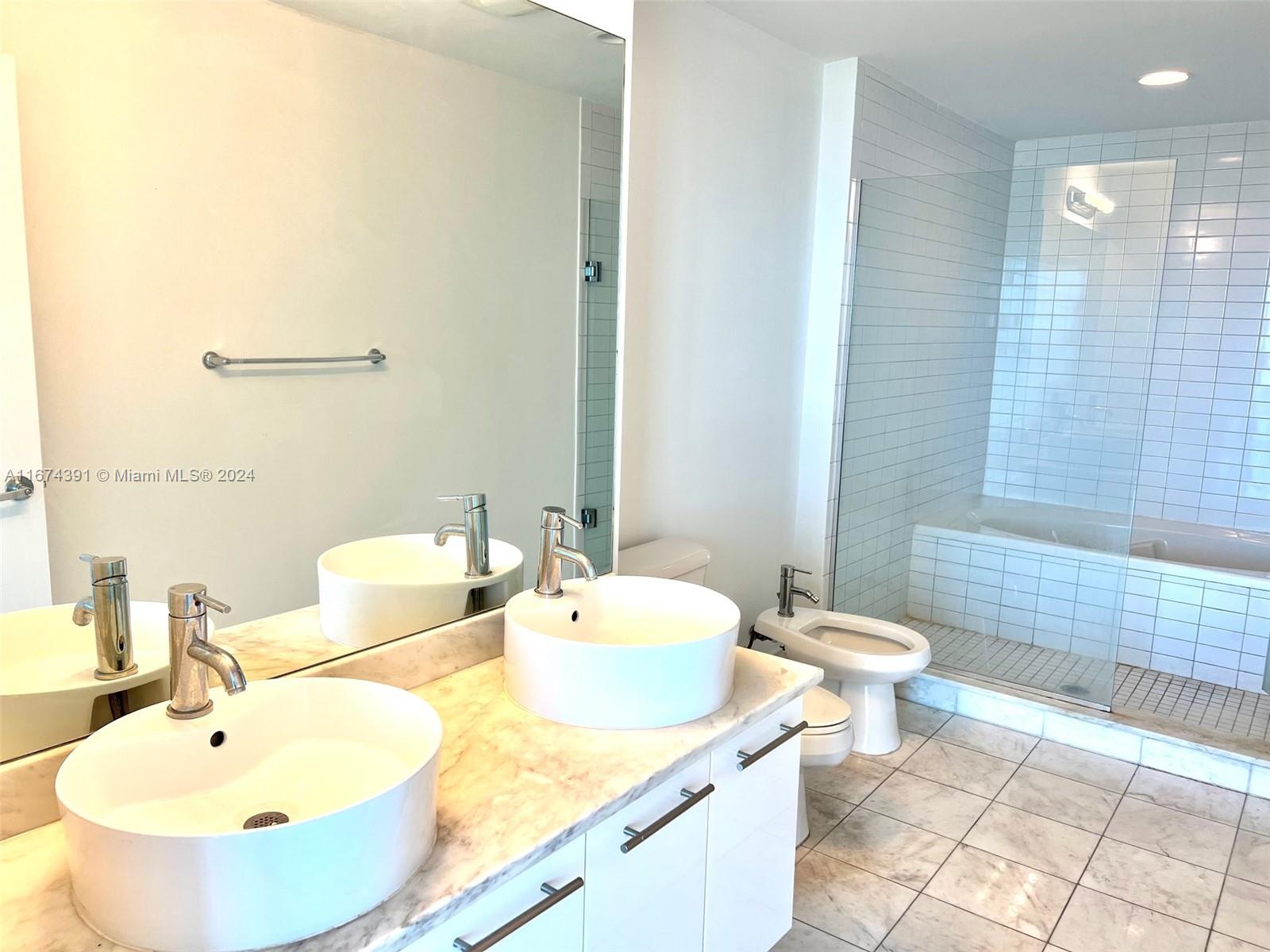 888 Biscayne Boulevard, Unit 1811 Miami, FL 33132 - Photo 10 of 22