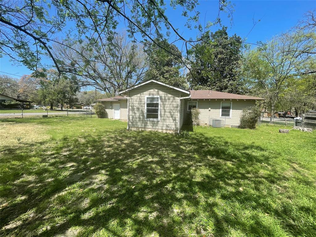 1100 Poe Street Azle, TX 76020 - Photo 5 of 18