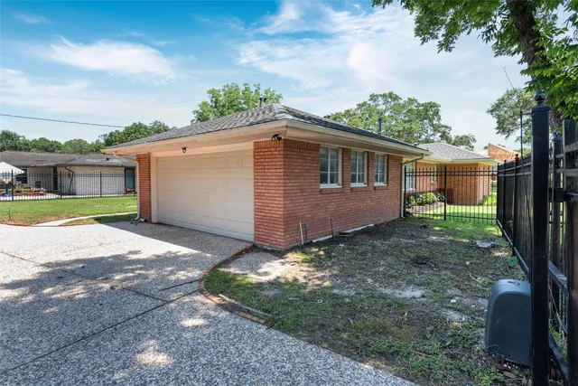 $2,495 | 3830 Linkwood Drive, Houston, TX 77025
