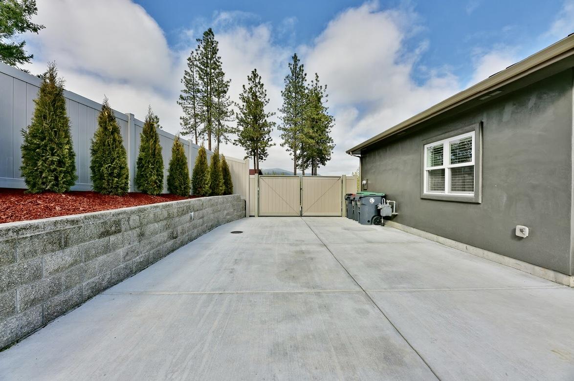 945 Granite Ridge Circle Jacksonville, OR 97530 - Photo 38 of 43 BA9567D9-863F-4FBB-9299-103EFFBF7C11