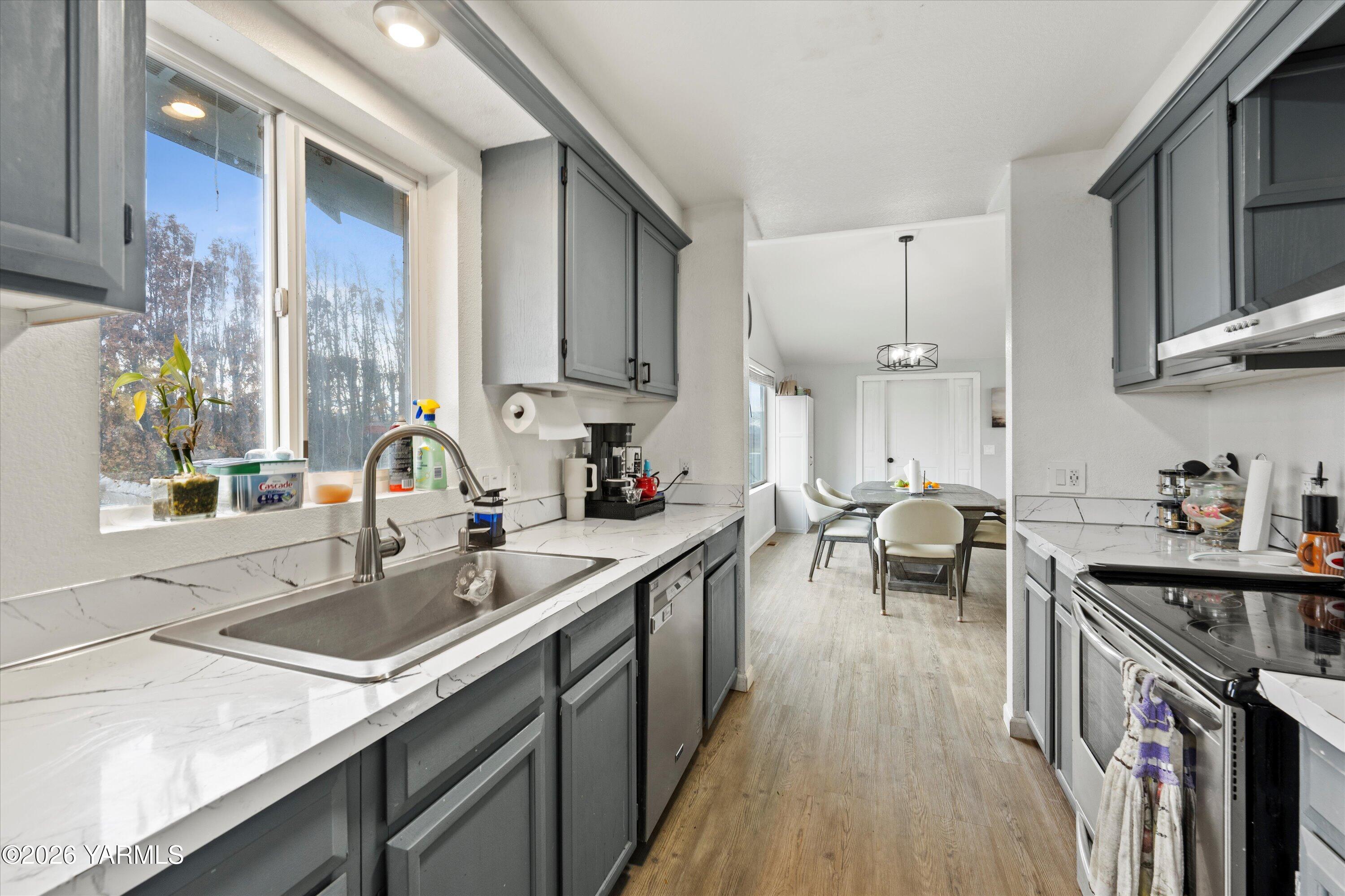 460 Sun Acres Road Zillah, WA 98953 - Photo 3 of 45 460 Sun Acres Rd 12