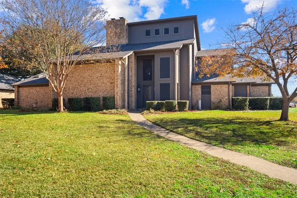 a view of a house with a yard
