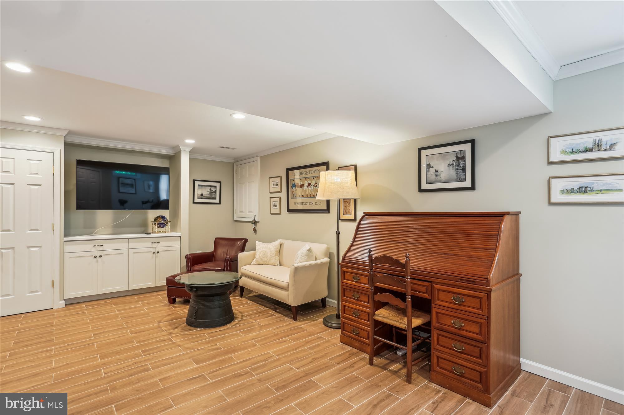 207 Rabbitt Road Gaithersburg, MD 20878 - Photo 32 of 38 a living room with furniture and a flat screen tv