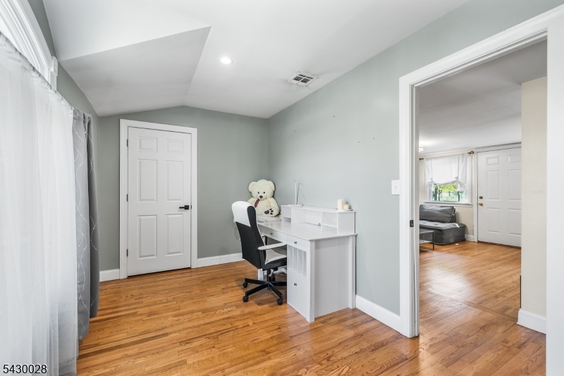 124 Crain Road Paramus, NJ 07652 - Photo 27 of 48