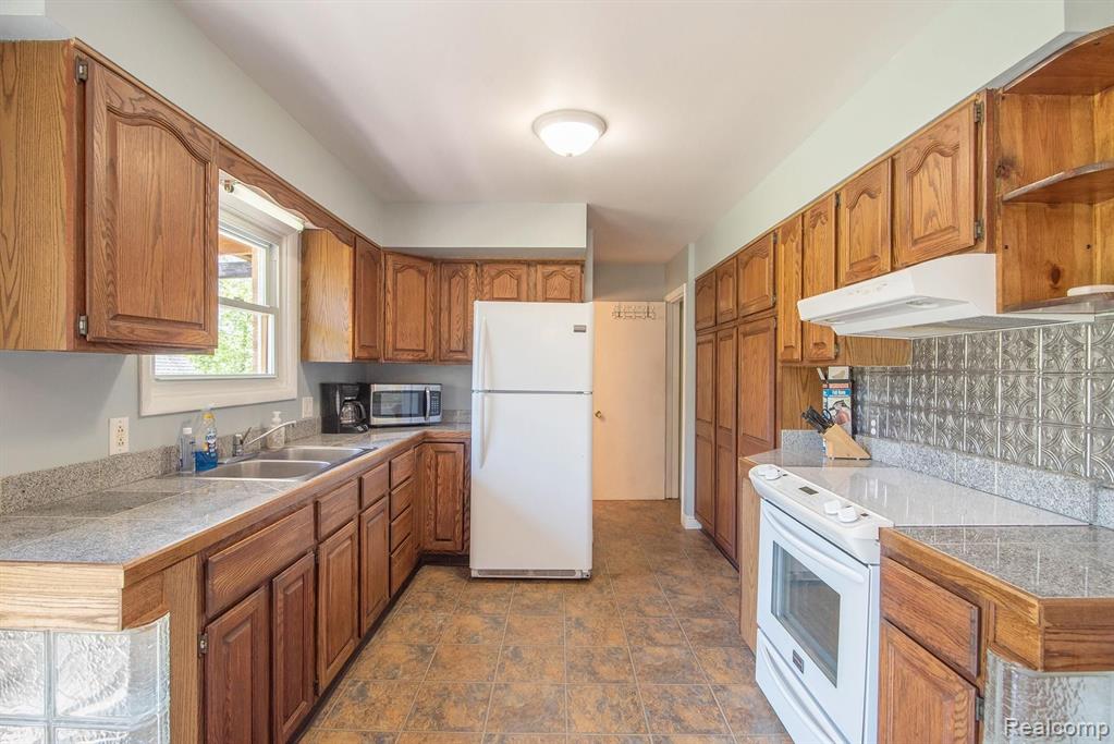 7485 Beecher Road Flint, MI 48532 - Photo 9 of 22