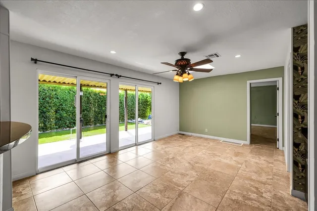 a view of an entryway of a livingroom