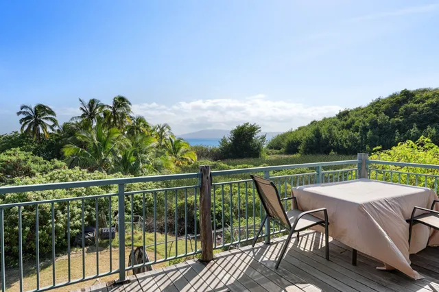a view of an entryway with a livingroom