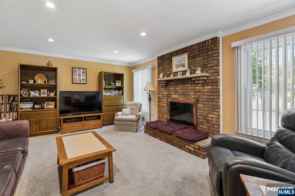 39 Robin Hood Way Wayne, NJ 07470 - Photo 6 of 36