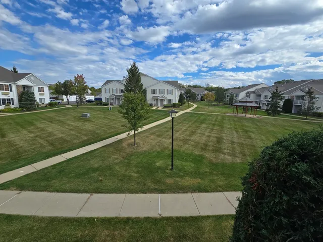 $249,900 | 1531 Silverstone Drive, Unit 1531, Carpentersville, IL 60110