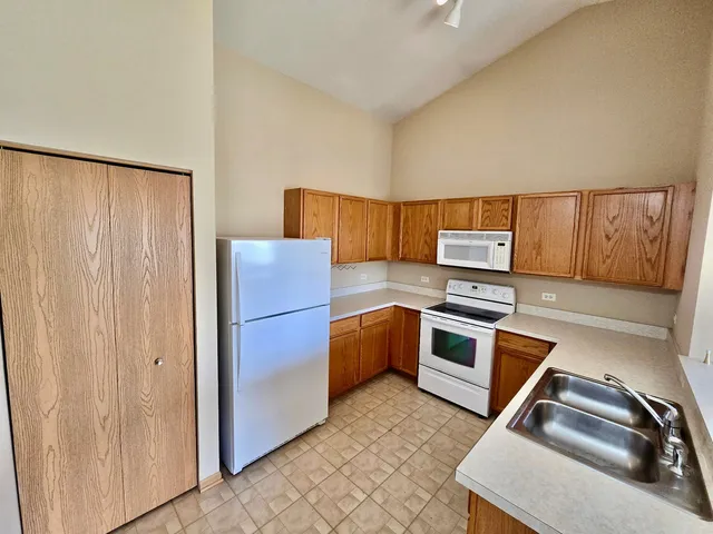 $249,000 | 1531 Silverstone Drive, Unit 1531, Carpentersville, IL 60110