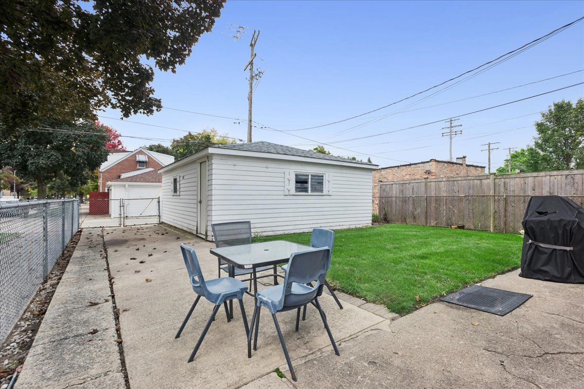 600 Ferdinand Avenue Forest Park, IL 60130 - Photo 20 of 20 a view of a patio with a table and chairs