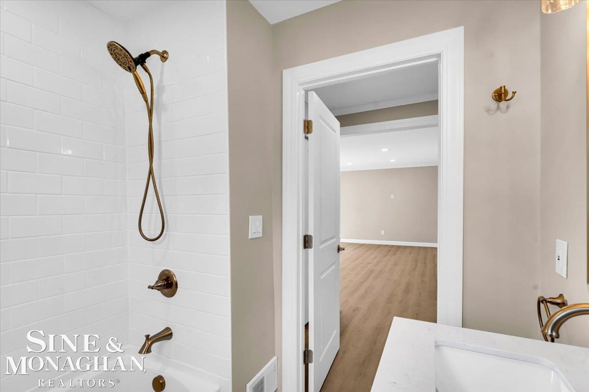 985 Fairledge Street Lake Orion, MI 48362 - Photo 20 of 40 50210387-bcd8f569-e07e-41cc-8a3f-9f90a34232a8.JPG
