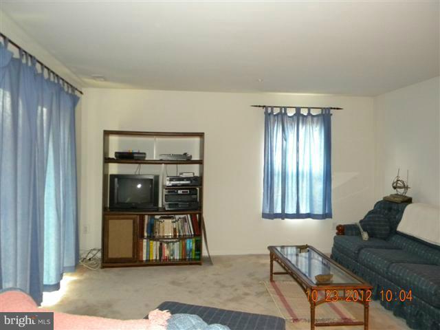 4201 Huntshire Road Randallstown, MD 21133 - Photo 12 of 28 Family Room