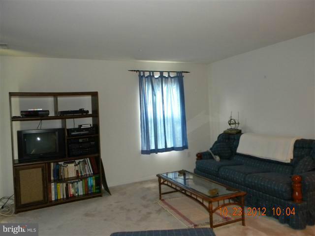 4201 Huntshire Road Randallstown, MD 21133 - Photo 15 of 28 Family Room