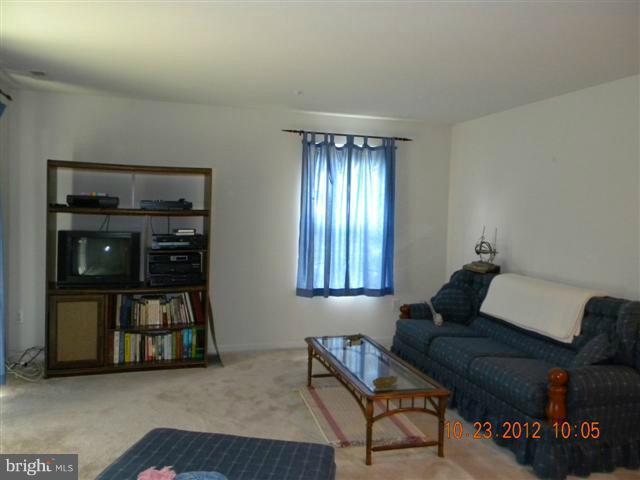 4201 Huntshire Road Randallstown, MD 21133 - Photo 3 of 28 Family Room