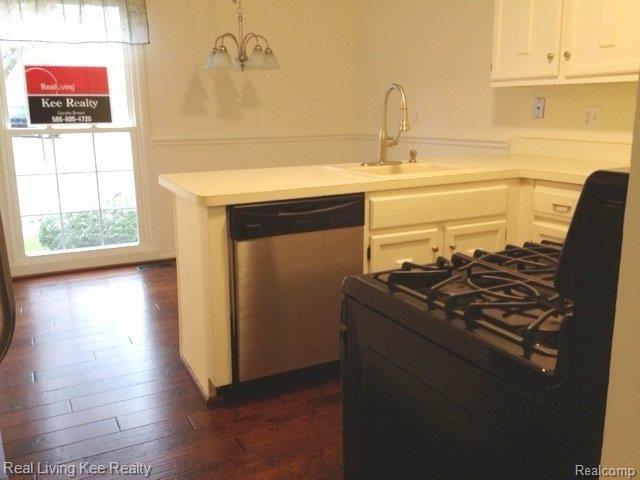 1479 Carriage Lane Rochester, MI 48306 - Photo 5 of 24 Kitchen with new appliances
