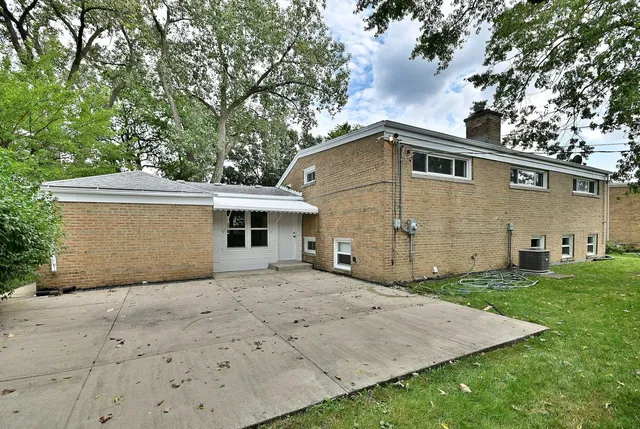 $549,900 | 6750 North Kostner Avenue, Lincolnwood, IL 60712