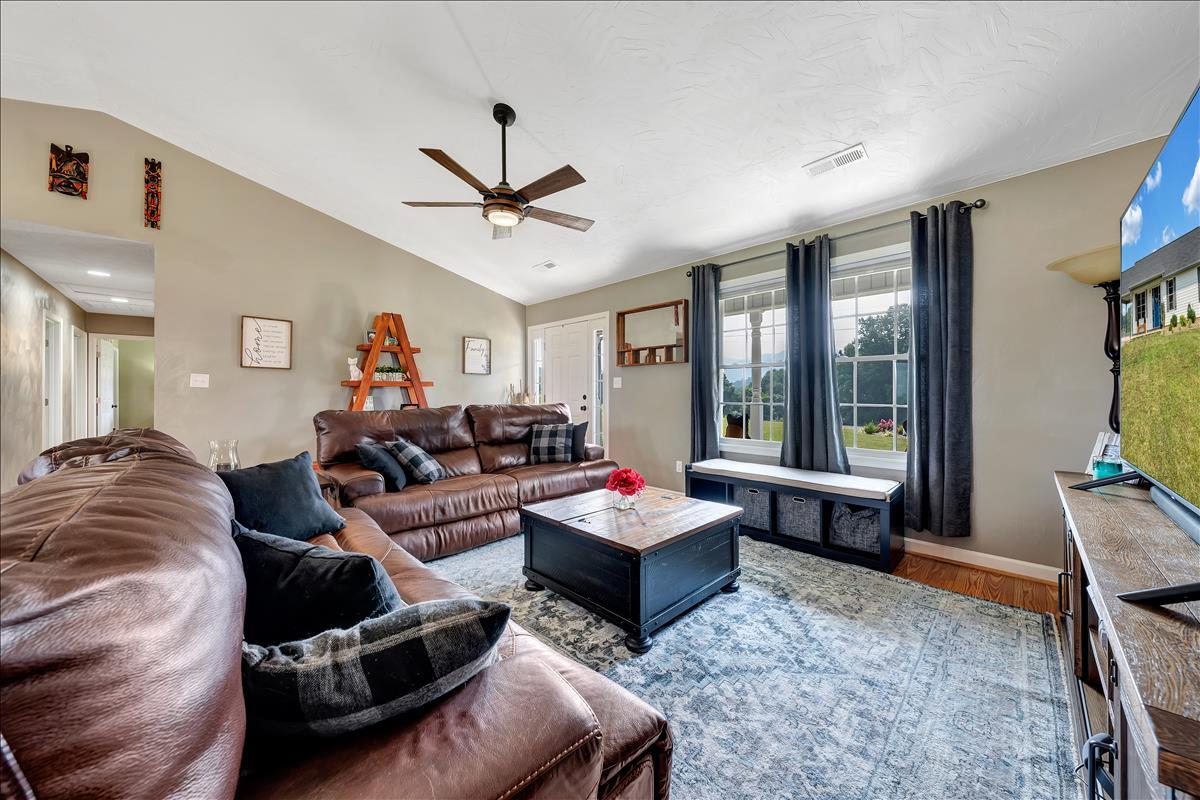 75 Longfield Road Fincastle, VA 24090 - Photo 6 of 30 Living Room 6