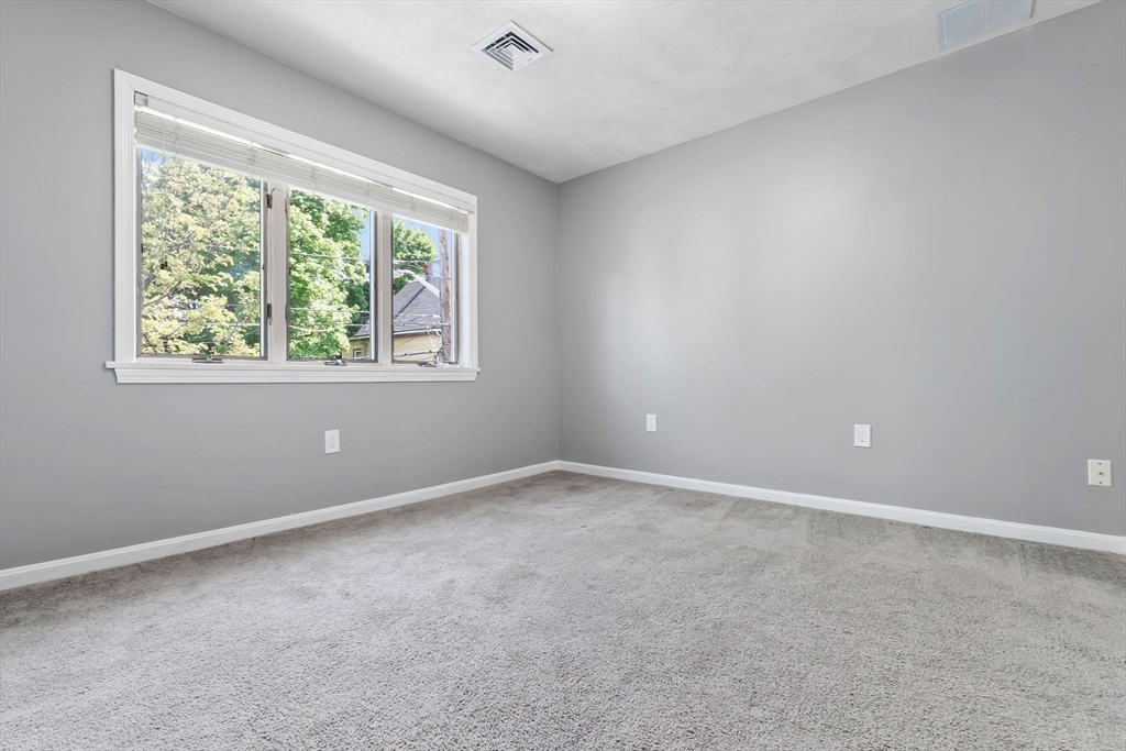 194 Springvale Avenue Everett, MA 02149 - Photo 18 of 34