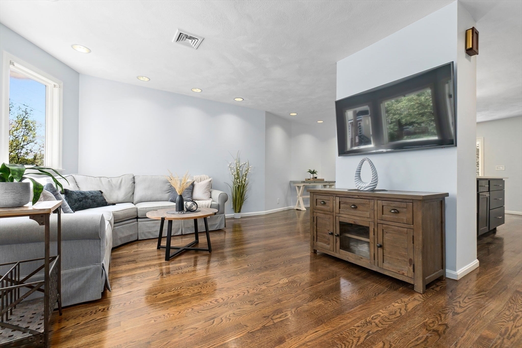 194 Springvale Avenue Everett, MA 02149 - Photo 9 of 34