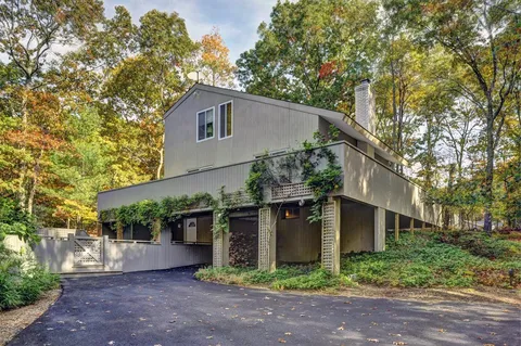 $1,395,000 | 15 Wheelock Walk, East Hampton, NY 11937