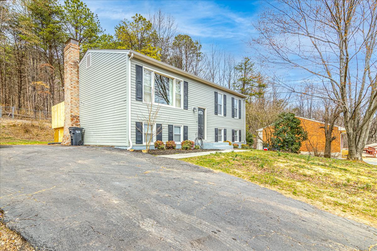 117 Ridgeview Circle Roanoke, VA 24019 - Photo 8 of 28 02- 117 Ridgeview Cir-44