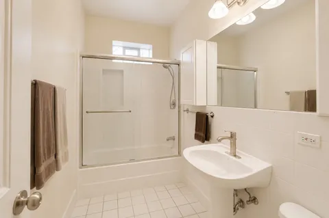 $180,000 | 7023.5 North Sheridan Road, Unit 2N, Chicago, IL 60626