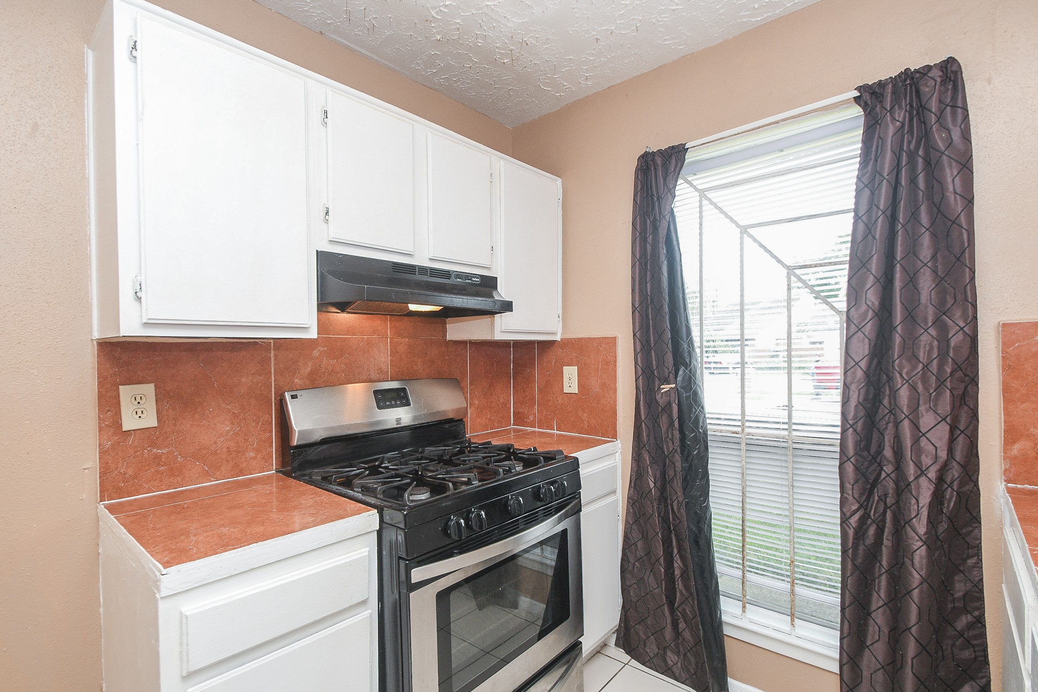 5411 Regal Ridge Lane Houston, TX 77053 - Photo 9 of 20 a kitchen with a stove and a microwave