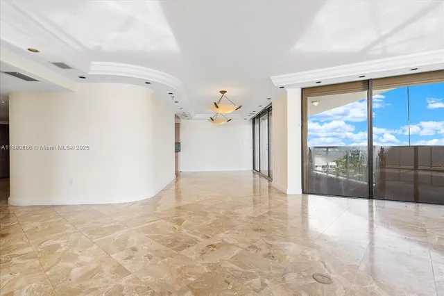 $7,000 | 5757 Collins Avenue, Unit 2106, Miami Beach, FL 33140