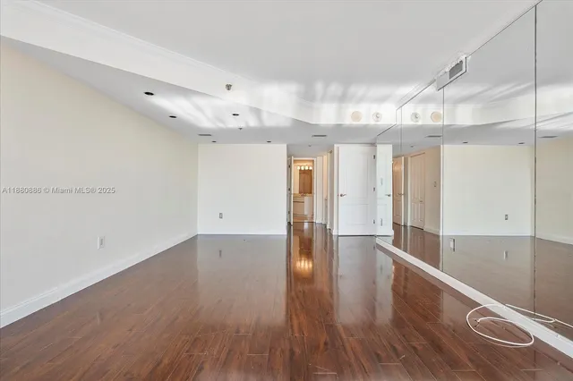 $7,000 | 5757 Collins Avenue, Unit 2106, Miami Beach, FL 33140