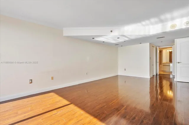 $7,000 | 5757 Collins Avenue, Unit 2106, Miami Beach, FL 33140