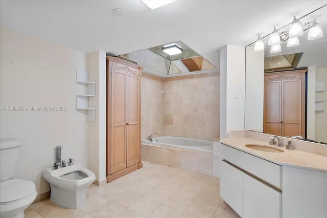 $7,000 | 5757 Collins Avenue, Unit 2106, Miami Beach, FL 33140