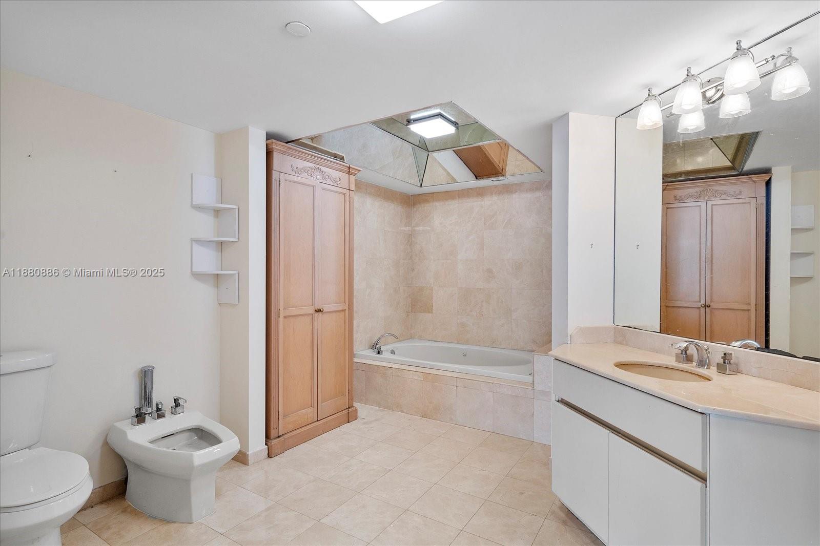 5757 Collins Avenue, Unit 2106 Miami Beach, FL 33140 - Photo 28 of 45