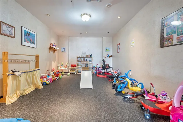 $7,000 | 5757 Collins Avenue, Unit 2106, Miami Beach, FL 33140