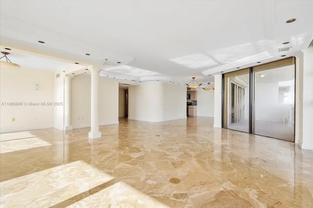 $7,000 | 5757 Collins Avenue, Unit 2106, Miami Beach, FL 33140