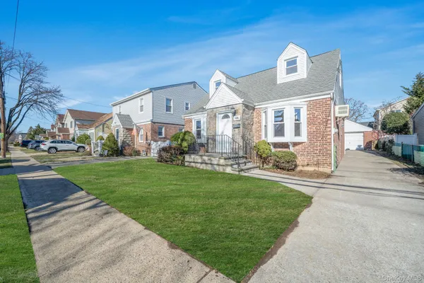 $799,999 | 48 Winthrop Street, New Hyde Park, NY 11040