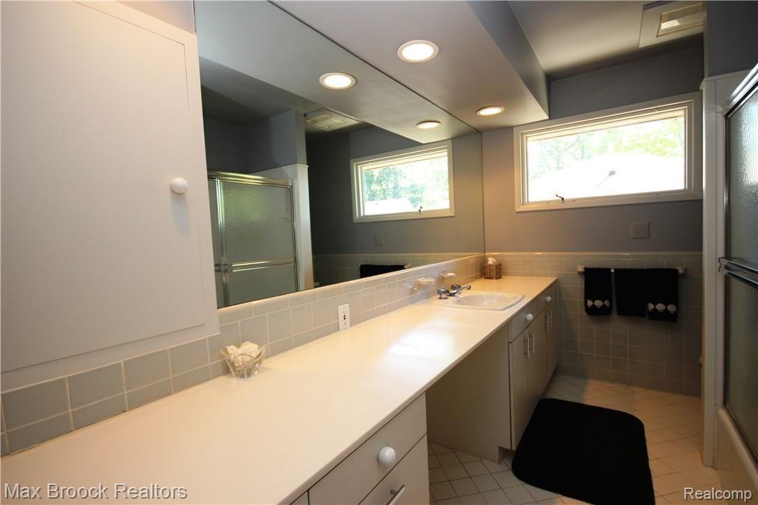 6290 Commerce Road West Bloomfield, MI 48324 - Photo 35 of 51 Main floor hall bathroom
