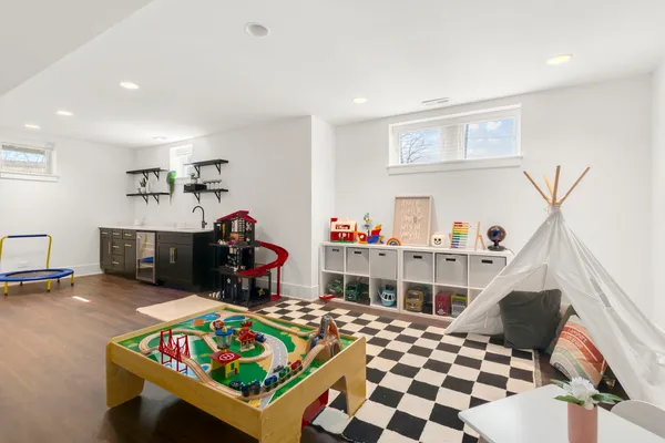 $1,250,000 | 903 North Vail Avenue, Arlington Heights, IL 60004